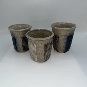 Juego de 3 tazas de cerámica de estudio a rayas azul marrón gris firmado por artista 1 más pequeño - Imagen 1 de 15