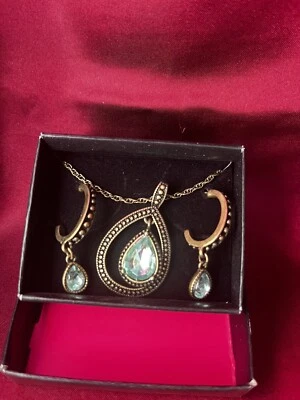 AVON Blissful Blues Gota Colgante Set de Regalo Foto 1 de 3