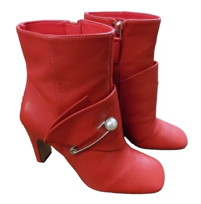 Nine West RED Leather Quitit Ankle Boots 3.5" Heels Pearl Safety Pin Accent sz 5 — 第 1/4 张图片