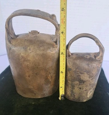 LOTE de 2 campanas de vaca de hierro forjado a mano de colección campanas de granja primitivas lavadas en latón  Foto 1 de 4