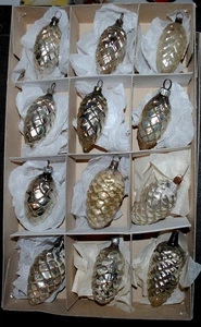 alter Christbaumschmuck aus Glas, 12 silberne Zapfen, bemalt - Picture 1 of 1