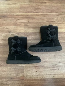 KOOLABURRA by UGG schwarze Wildleder Schleife Stiefel Kunstfellbesatz Schleifen Größe 6 - Bild 1 von 11