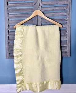 Satinborte pastellgelb Babydecke ohne Etikett 44x34 Vintage Pferd Kinder Deko - Bild 1 von 5