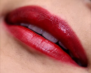 MAC Versicolour Varnish Cream Lip Stain - SERIAL STAIN - NIB - Authentic - Picture 1 of 2