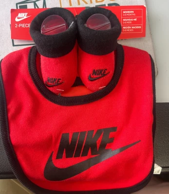 Conjunto de babero y botines Nike para bebé niño ~ rojo/naranja con diseño de motas de pintura y negro Foto 1 de 2