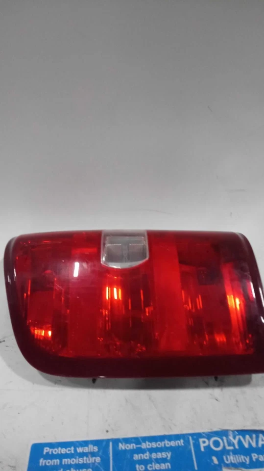 Conjunto de luz trasera izquierda usado se adapta a: camioneta Chevrolet Silverado 2500 2011 Foto 1 de 4
