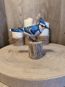 Preciosa escultura de pájaro jilguero de madera tallada a mano en tocón de árbol regalo de comercio justo - Imagen 1 de 8