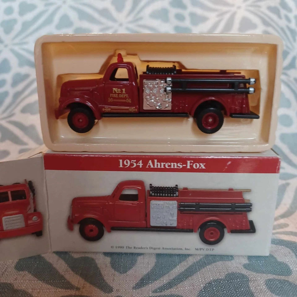 Reader's Digest "1954 Ahrens-Fox" пожарная машина масштаб 1:64 - Изображение 1 из 1