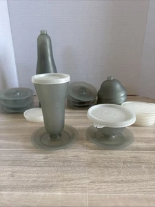 Tupperware Vintage Parfait & Eisbecher Tassen mit Sockel & Deckel grau mit weißen Deckeln - Bild 1 von 10