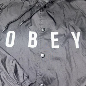 Obey Jacket Mens Small Black Hooded Windbreaker Coach Spell Out Rain Streetwear - Picture 1 of 12