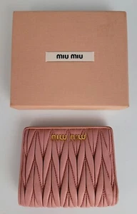 AUTÉNTICA BILLETERA COMPACTA DE CUERO CON SOLAPA DOBLE PLEGABLE MIU MIU MIU MELASSE NAPPA USADA - Imagen 1 de 12