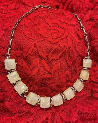 CORO SIGNED NECKLACE WHITE LUCITE THERMOSET MOONGLOW SQUARES CHOKER SILVER TONE  Foto 1 de 4