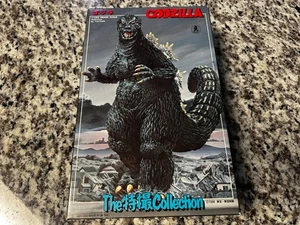 1998 Bandai Godzilla 1/350 Scale Yuji-Kaida Plastic Model Kit w/ Mothra Larvae - Picture 1 of 6