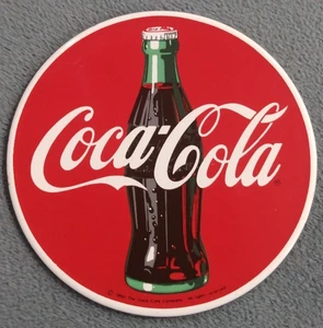 Letrero magnético redondo Coca-Cola 1990 refrigerador metal coca-cola, botella 2 1/2" - Imagen 1 de 3