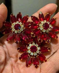 Bold Red large triple flower brooch vintage - Picture 1 of 3