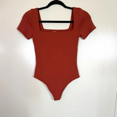 Body Aritzia Babaton Contorno Cuello Cuadrado Manga Corta Naranja Quemado Talla Pequeña Foto 1 de 4