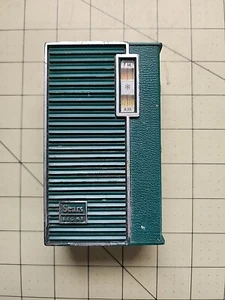 VINTAGE SEARS EIGHT GREEN AM FM PORTABLE RADIO - Picture 1 of 13