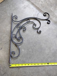 Soporte de estante ornamental de metal de hierro negro individual, diseño de filigrana 19" x 16" - Imagen 1 de 3