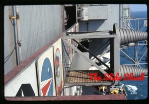 Guerra de Vietnam Marina de los Estados Unidos Escuadrón Insignias aviones en cubierta USS Kitty Hawk 1967 diapositiva - Imagen 1 de 1