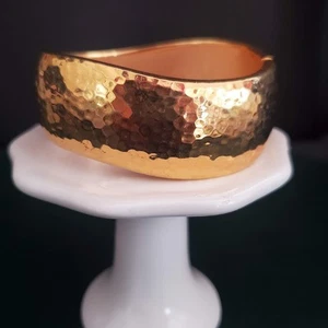 Premier Designs Wave Hinged Bangle Hammered Gold Tone Metal 6 3/4 inches Signed - Picture 1 of 8