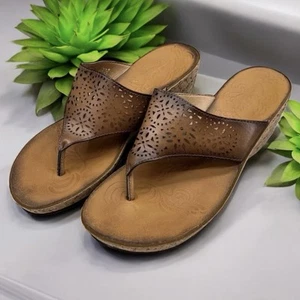Clarks Womens 7M Mimmey Charm Laser Cut Gold Sparkle Cork Wedge Sandals 1731 - Picture 1 of 10