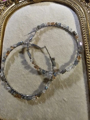 Pendientes de aro con cuentas de cristal hechos a mano Foto 1 de 4