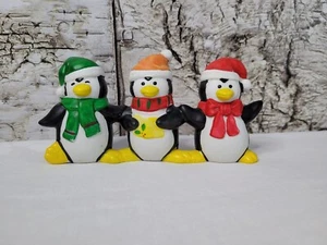 Estatuilla vintage de trío de porcelana de pingüinos de Navidad Russ en muy buena condición - Imagen 1 de 11