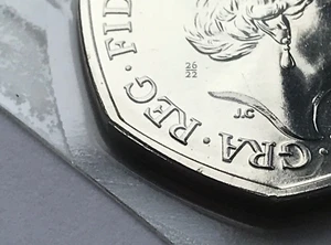 CINCUENTA 50 PENIQUES 2022 CON MONEDA ESPECIAL PRIVY MARK BU BUNC - Imagen 1 de 6