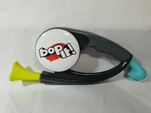 Hasbro Bop It! 2015 Juego electrónico de reflejo parlante de mano funciona - Imagen 1 de 5