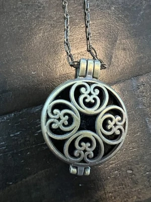 Medallón difusor redondo filigrana bronce con almohadillas adicionales incluidas Foto 1 de 4