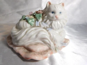 Cat Covered in Flowers Figurine - Bild 1 von 3