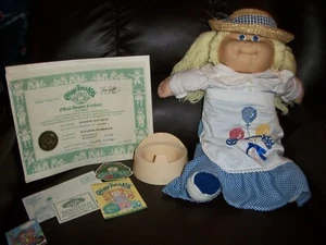 Muñeca Cabbage Patch con traje y capó a juego - Plus Cert. & Potty Trainer - Imagen 1 de 4