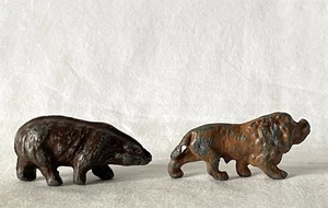 2 Vintage Metal Wild / Zoo Animals Toy Soldier Britains Era Lion & Bear #25-964 - Picture 1 of 12