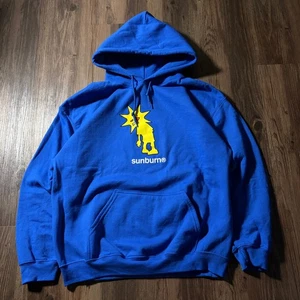 Dominic Fike Sunburn Touring 2023 Blue Graphic Hoodie Sweatshirt Gr. L - Bild 1 von 5