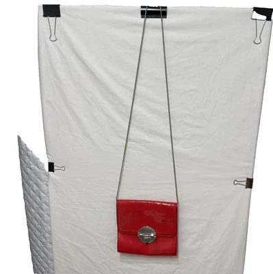 Bandolera Mimco Turn Lock charol rojo cadena plateada herrajes Foto 1 de 4