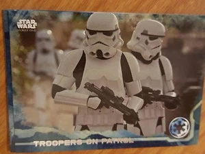 2016 Topps Star Wars Rogue One #89 Troopers on Patrol azul como nuevo - Imagen 1 de 1