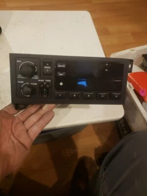Dodge Chrysler Jeep in dash AM/FM RADIO P04858529  1996 DODGE Neon  - Изображение 1 из 3