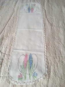 Bufanda de colección bordada a mano y borde de ganchillo floral corredor de mesa cabaña 32x10" - Imagen 1 de 5