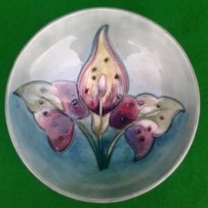 CUENCO GRANDE CON PATAS MOORCROFT “ARUM LILY” 6,75”. - Imagen 1 de 10