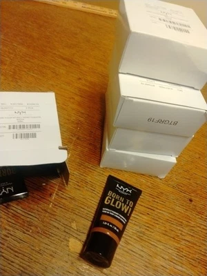 Lot Of 15 NYX Born To Glow Naturally Radiant Foundation BTGRF 17 MOCHA New BOXES - Image 1 of 4