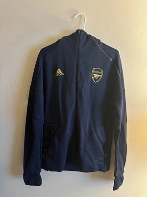 Chaqueta de entrenamiento Arsenal Adidas azul marino/dorado al aire libre con cremallera en pista  Foto 1 de 4