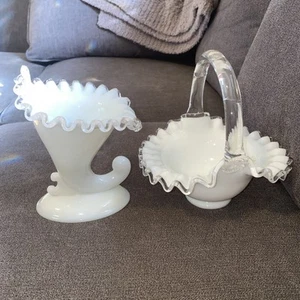 2 pezzi vintage Fenton vetro bianco latte crest argento arruffato cesto 7" e cornucopia - Foto 1 di 9