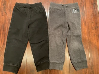 Paquete Gap: Lote de 2 Pantalones deportivos negros y carbón talla 4 años 4T Foto 1 de 4