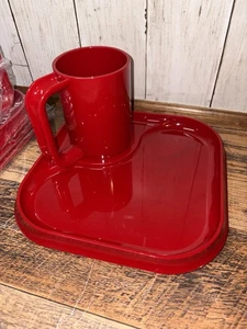 Neu 1970er Ingrid, Ltd Chicago Snax Snack Set 4 Tassen & quadratische Teller rot Vintage neu aus altem Lagerbestand - Bild 1 von 10