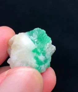 5.73 Grams Natural Emerald Specimen with mother rock - Picture 1 of 1
