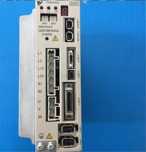 1 pezzo servoazionamento Yaskawa CACR-2R8-S04VA ap - Foto 1 di 2