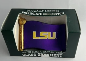 Vecchio Mondo Natale LSU Tigri Vetro Bandiera Ornamento Nuovo 3,5” Licenza Ufficiale - Foto 1 di 6