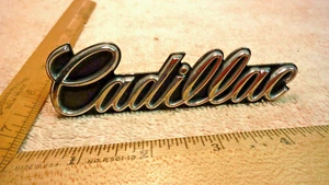 AT44 Cadillac Grill Emblema Vintage 1985-92 #1624421 SEVILLE FLEETWOOD DeVILLE - Foto 1 di 6