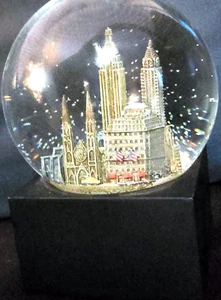 Amazing New York City Snow Globe Music Box Souvenir - Picture 1 of 7