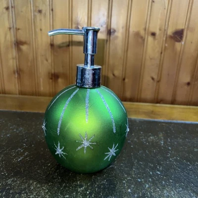 Dispensador de jabón de resina estilo ornamento brillante verde, plateado y blanco  Foto 1 de 4